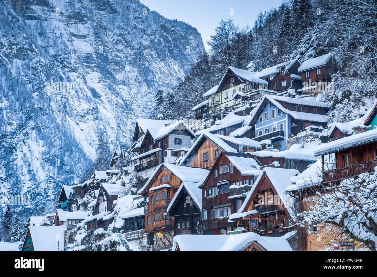 Classic vista da cartolina di tradizionali case di legno nella famosa Hallstatt Lakeside Town nelle Alpi nel crepuscolo mistico durante ore blu all'alba in un beau Foto Stock