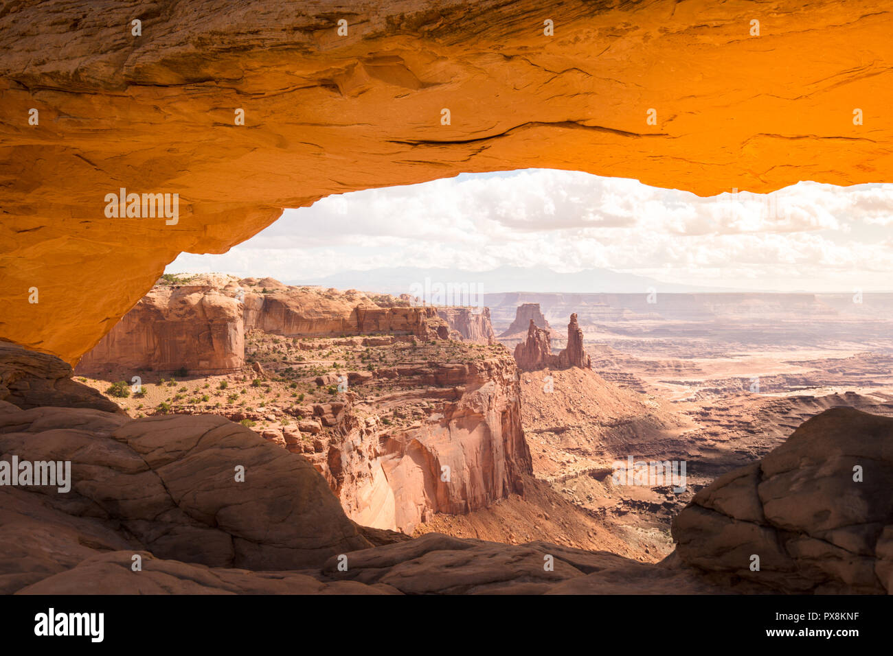 Visualizzazione classica del famoso Mesa Arch, simbolo del West americano, illuminata a scenic golden. La luce del mattino al sorgere del sole su una bella giornata in estate può Foto Stock