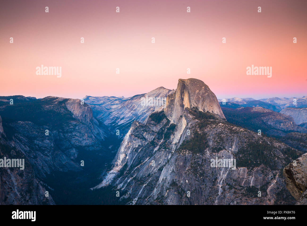 Visualizzazione classica del famoso mezza cupola illuminata a beautiful Golden luce della sera al tramonto, Yosemite National Park, STATI UNITI D'AMERICA Foto Stock