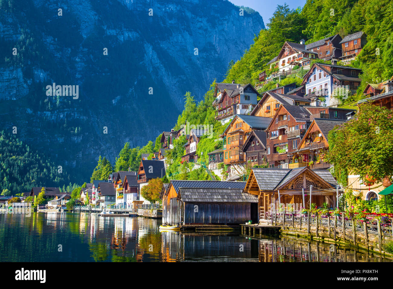 Vecchio tradizionali case di legno nella famosa Hallstatt villaggio di montagna al lago Hallstattersee nelle Alpi austriache in estate, nella regione del Salzkammergut, Aus Foto Stock