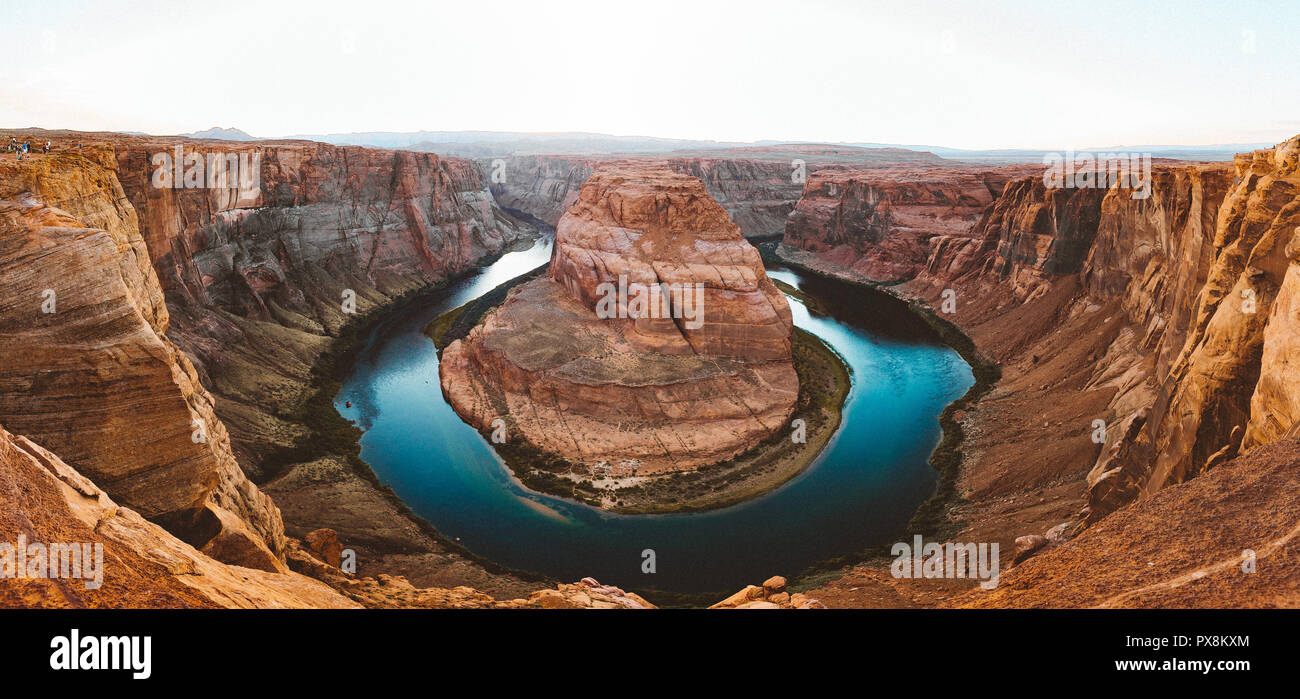 Classic ampio angolo di vista della famosa curva a ferro di cavallo, a forma di ferro di cavallo meandro del fiume Colorado si trova vicino alla città di pagina, nella bellissima golden Foto Stock