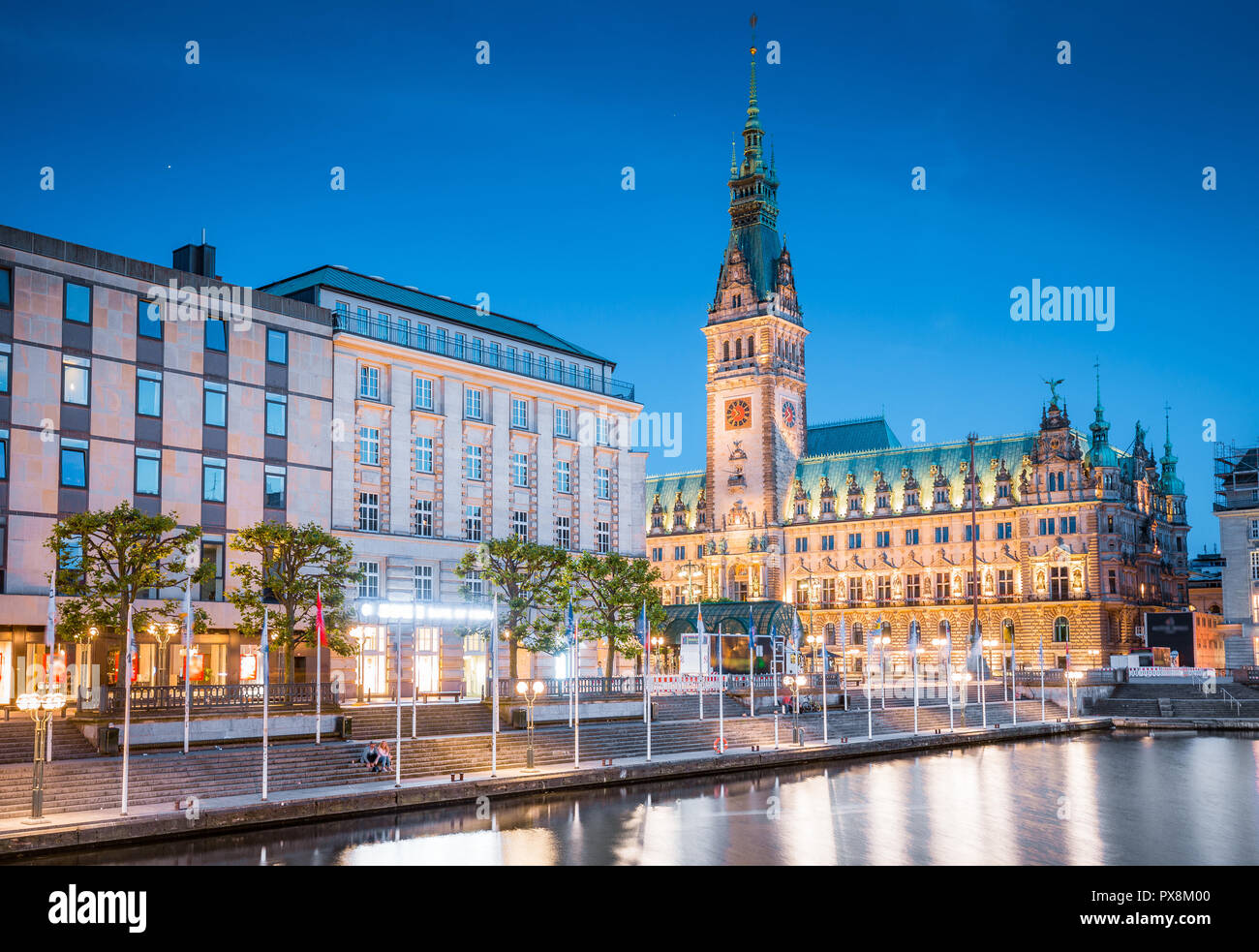 Classic vista crepuscolo di Hamburg city center con il municipio storico riflettendo in Binnenalster durante ore Blu al tramonto, Germania Foto Stock