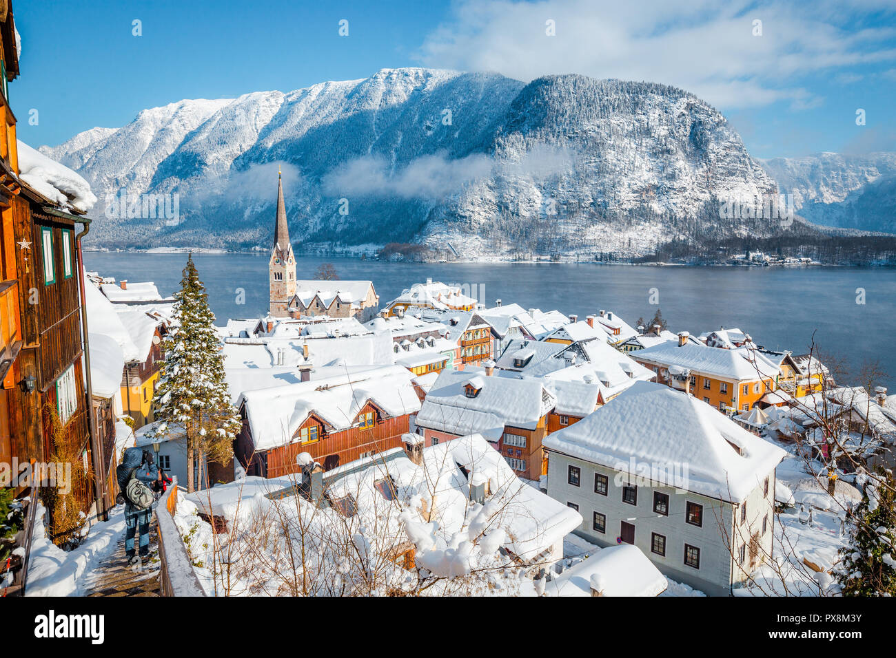 Vista panoramica del villaggio storico di Hallstatt su una bella fredda giornata soleggiata con cielo blu e nuvole in inverno, Austria Foto Stock