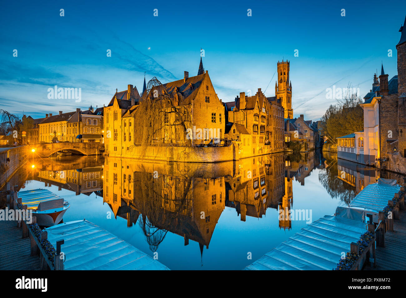 Classic vista da cartolina del centro storico della città di Brugge, a cui spesso viene fatto riferimento come la Venezia del Nord, con il famoso Rozenhoedkaai illuminato in essere Foto Stock