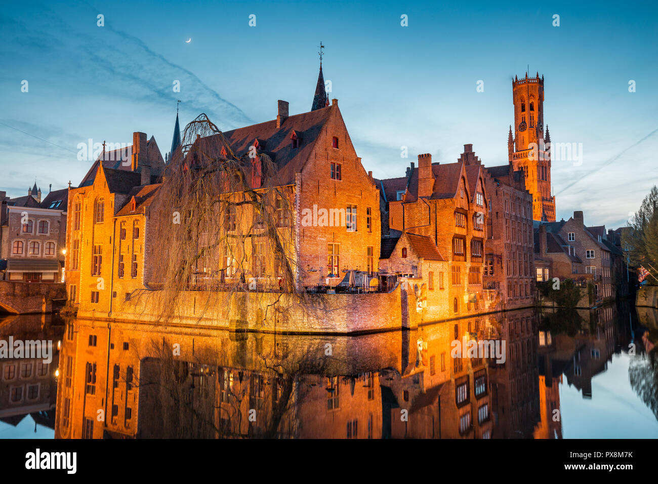 Classic vista da cartolina del centro storico della città di Brugge, a cui spesso viene fatto riferimento come la Venezia del Nord, con il famoso Rozenhoedkaai illuminato in essere Foto Stock