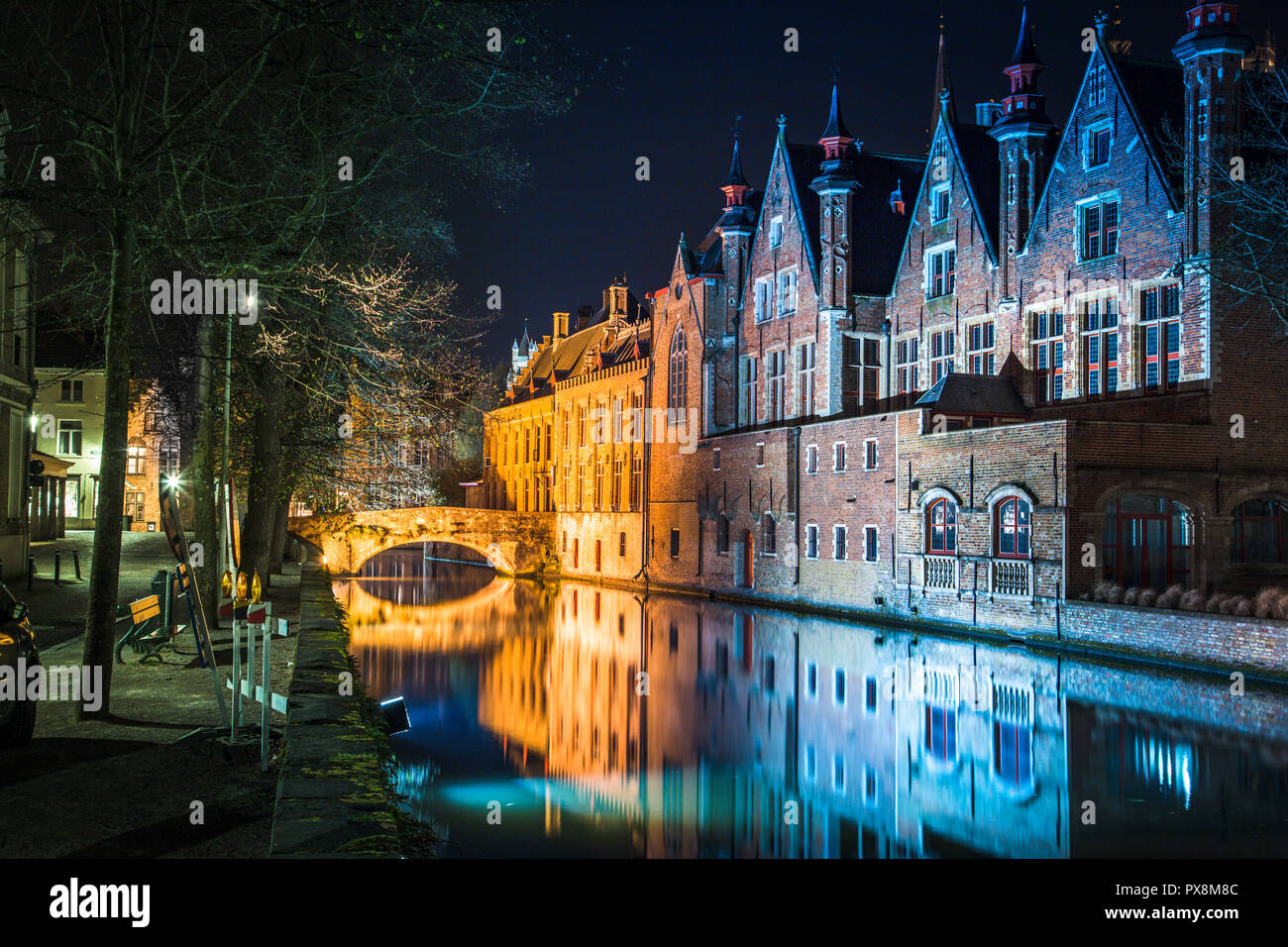 Classic crepuscolo panoramica vista del centro storico della città di Brugge durante la bella serata blue ora al tramonto, provincia della Fiandre Occidentale, Belgio Foto Stock