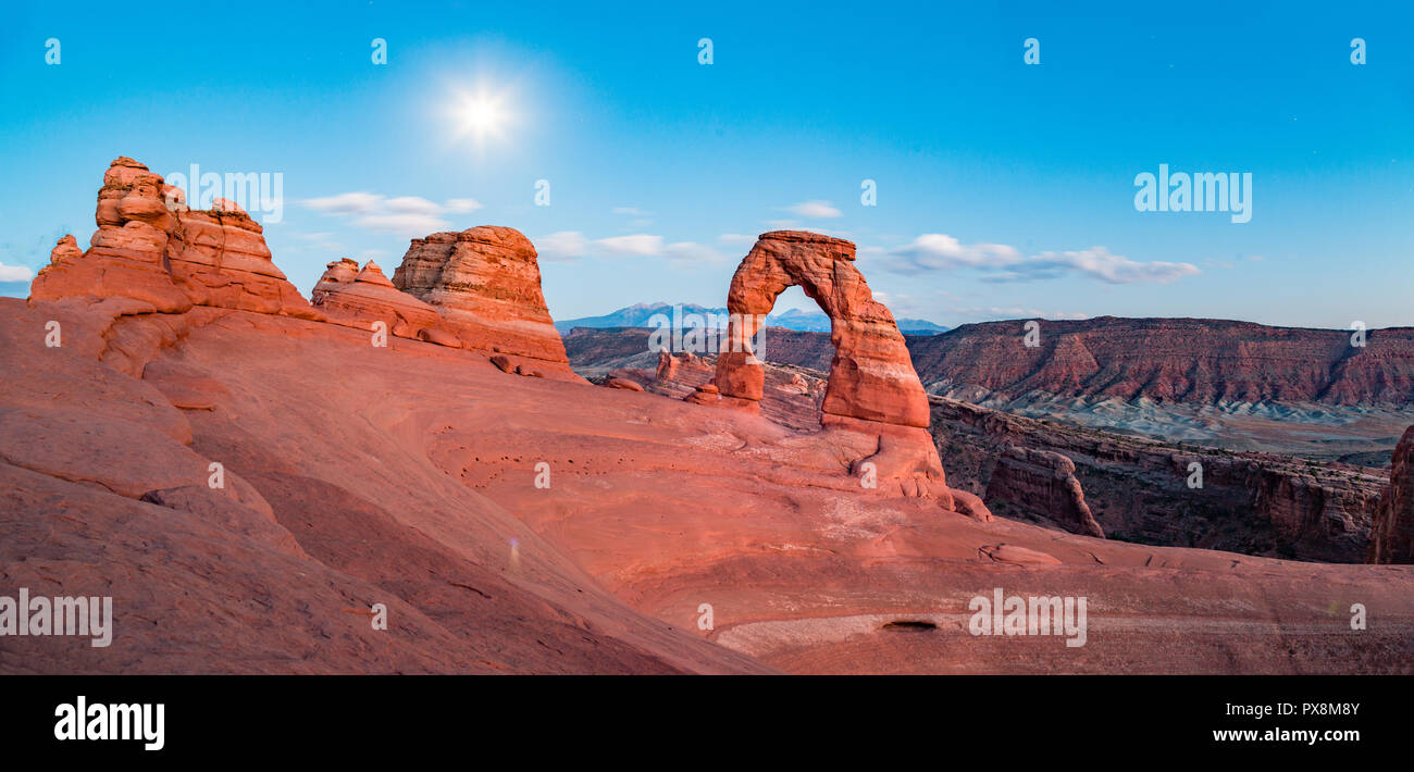 Visualizzazione classica del famoso Delicate Arch, simbolo dello Utah e un famoso e pittoresco di attrazione turistica, illuminato dalla luna piena di notte in estate Foto Stock
