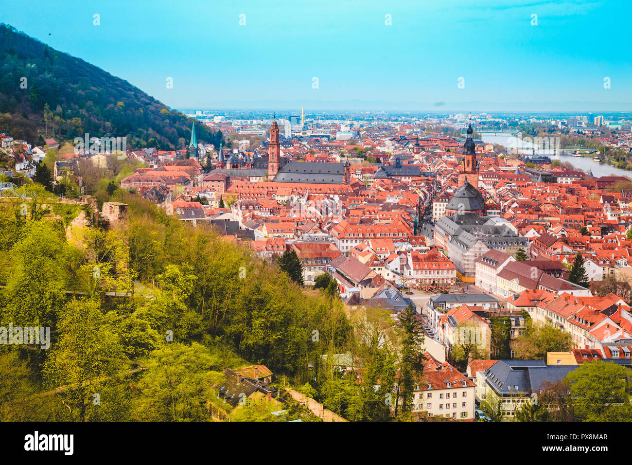 Vista panoramica della città vecchia di Heidelberg su una bella giornata di sole con cielo blu e nuvole in estate, Baden-Wuerttemberg, Germania Foto Stock