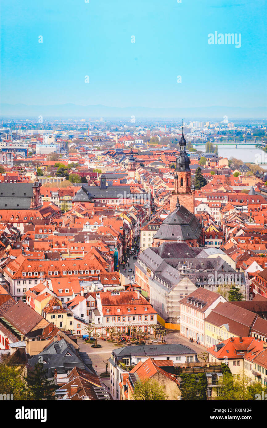 Vista panoramica della città vecchia di Heidelberg su una bella giornata di sole con cielo blu e nuvole in estate, Baden-Wuerttemberg, Germania Foto Stock