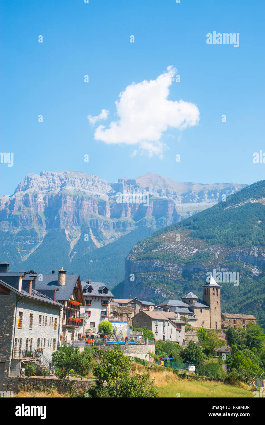 Panoramica. Torla, provincia di Huesca, Aragona, Spagna. Foto Stock