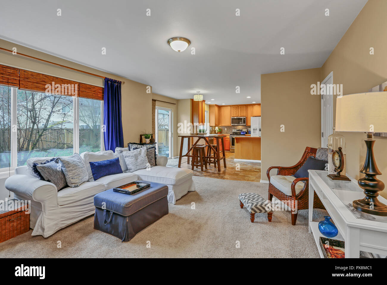 Family room interior in colori blu e beige. Foto Stock