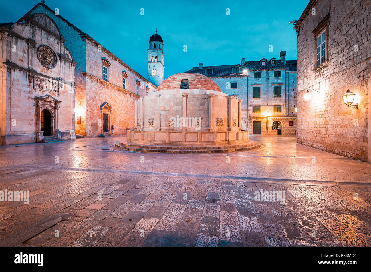 Crepuscolo bella vista del centro storico di Dubrovnik con il famoso Onofrio la fontana al tramonto , Dalmazia, Croazia Foto Stock