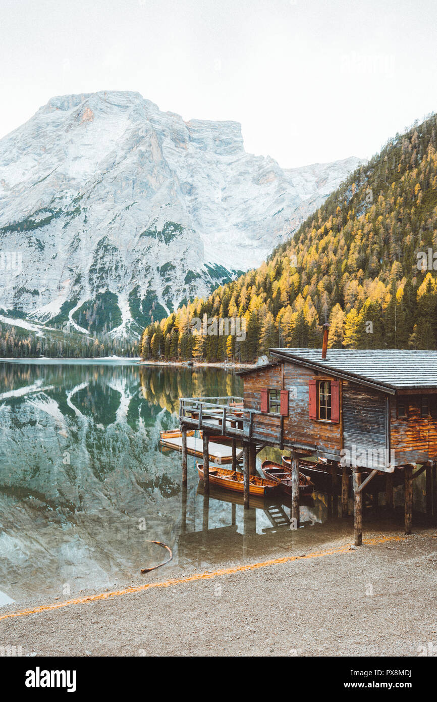 Vista panoramica di legno tradizionali boathouse al famoso Lago di Braies con montagna dolomiti di picchi che si riflettono nel lago, Alto Adige, Italia pisello di montagna Foto Stock