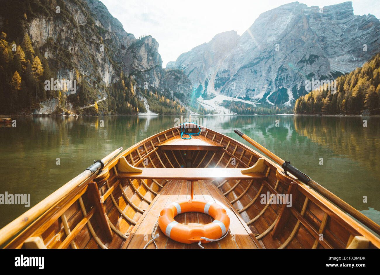 Bellissima vista del legno tradizionale barca a remi su SCENIC Lago di Braies nelle Dolomiti in scenic. La luce del mattino al sorgere del sole, Alto Adige, Italia Foto Stock