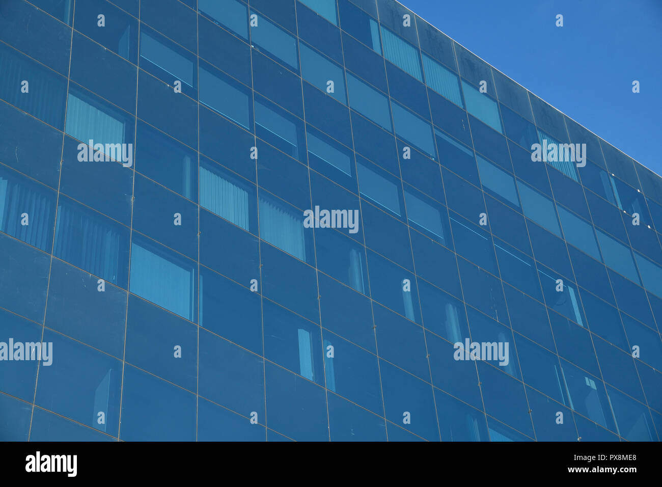 Esterno di rivestimento di vetro su un blocco a torre di Coventry City Centre Regno Unito Foto Stock