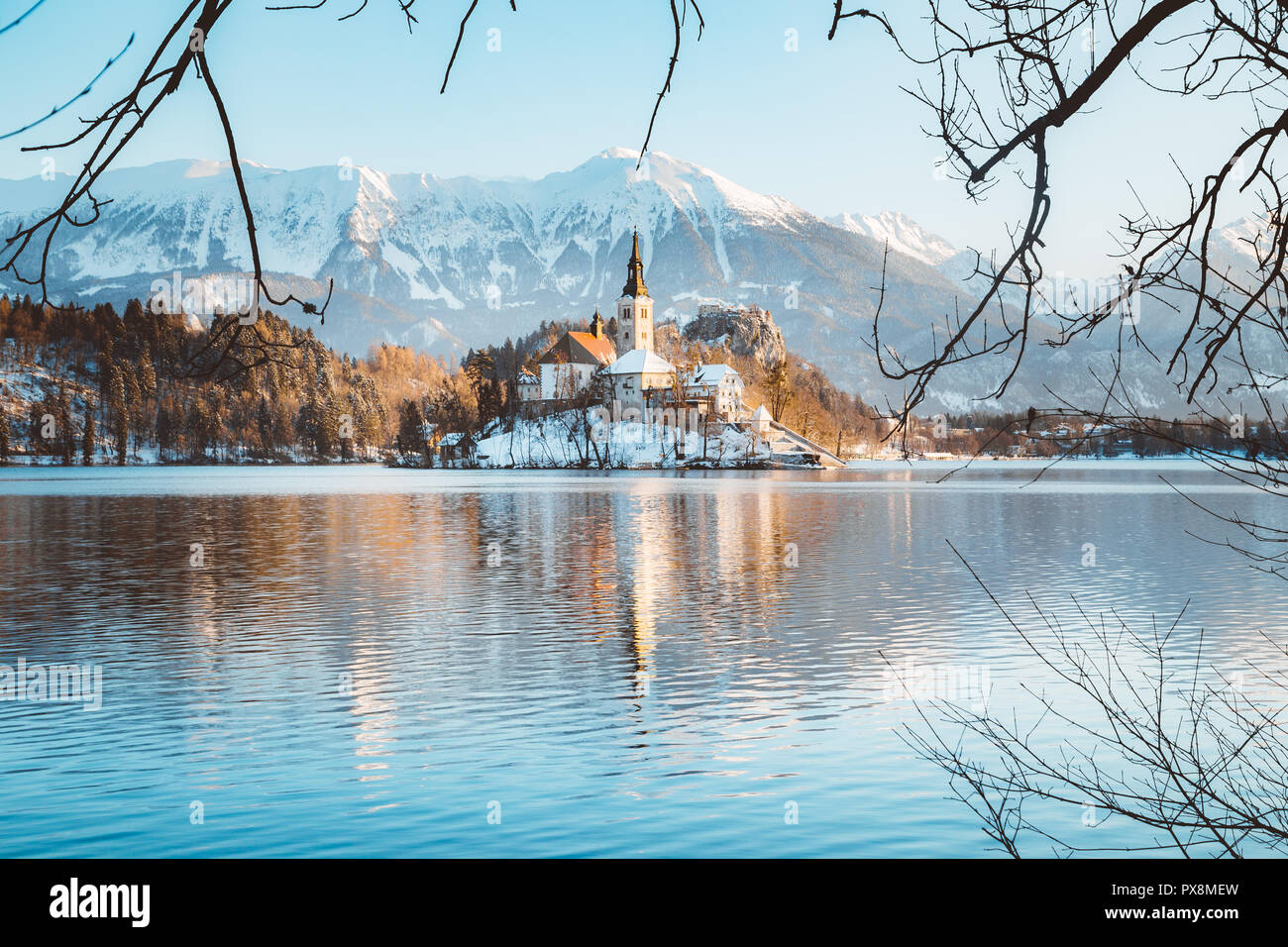 Bellissima vista della famosa isola di Bled (Blejski Otok) presso il pittoresco lago di Bled con il castello di Bled (Blejski grad) e Alpi Giulie sullo sfondo di sunrise Foto Stock