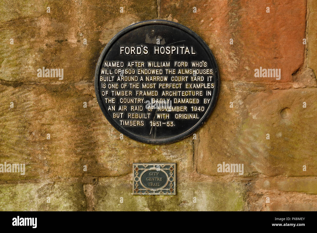 Una targa segnaletica al di fuori dell ospedale di guadi Alms House su Greyfriars Lane a Coventry city centre REGNO UNITO Foto Stock