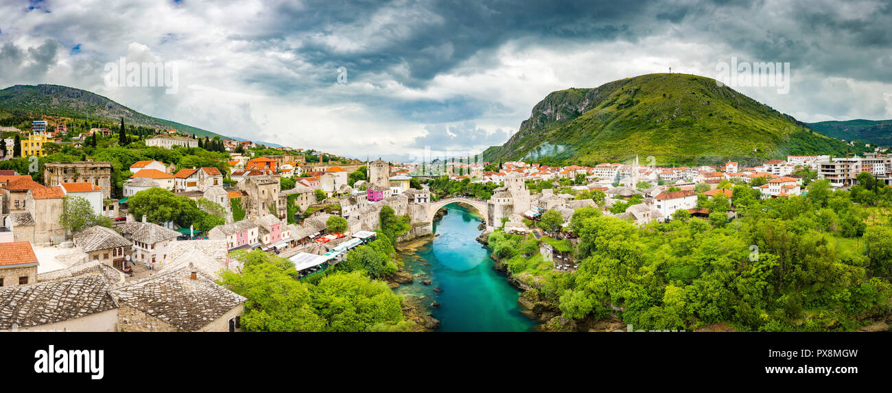 Panoramica vista aerea della città storica di Mostar con il famoso Ponte Vecchio (Stari Most), un sito Patrimonio Mondiale dell'UNESCO dal 2005, in un giorno di pioggia con Foto Stock