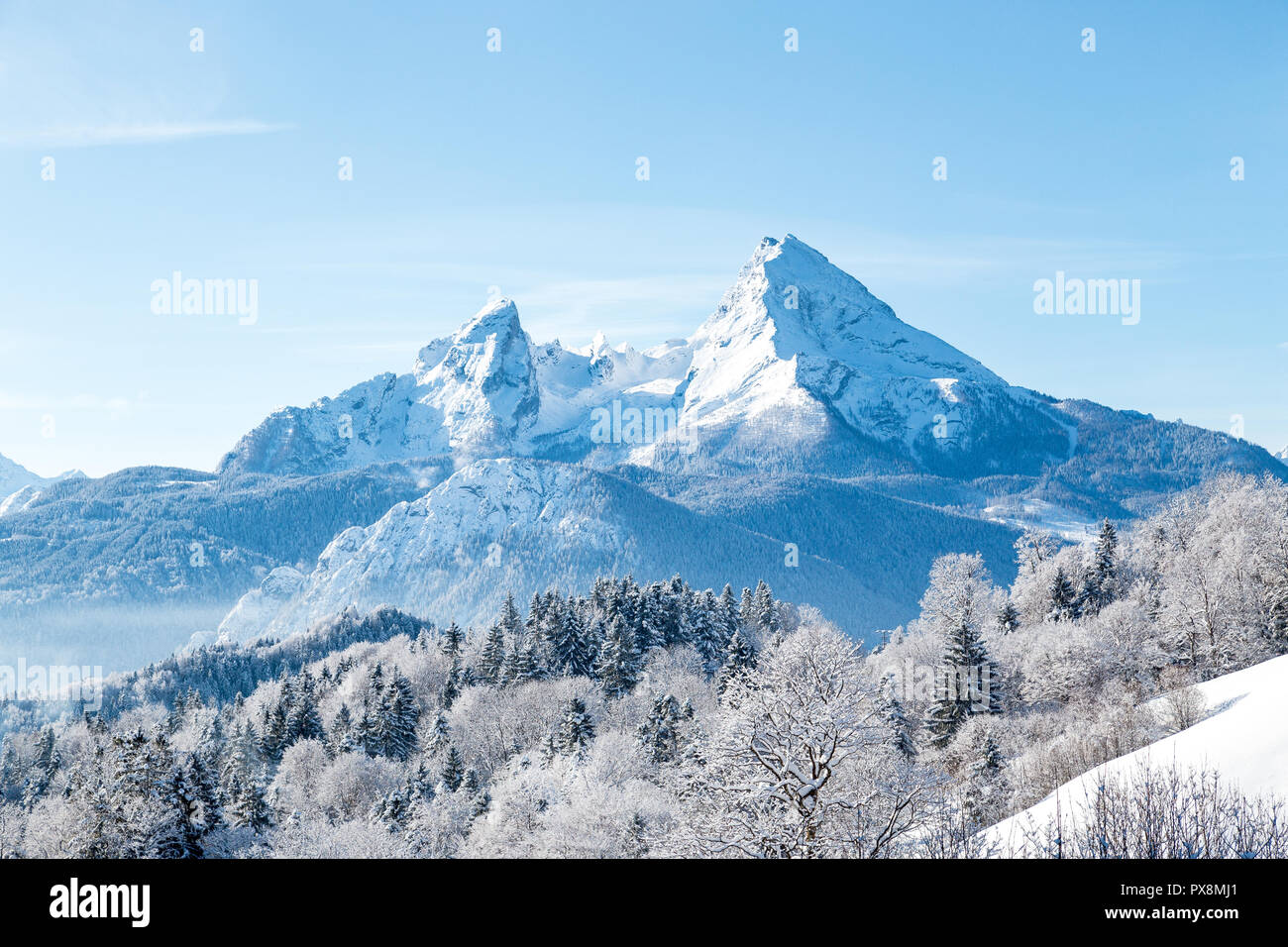 Bellissima vista del famoso Watzmann picco di montagna in una fredda giornata di sole in inverno, Baviera, Germania Foto Stock