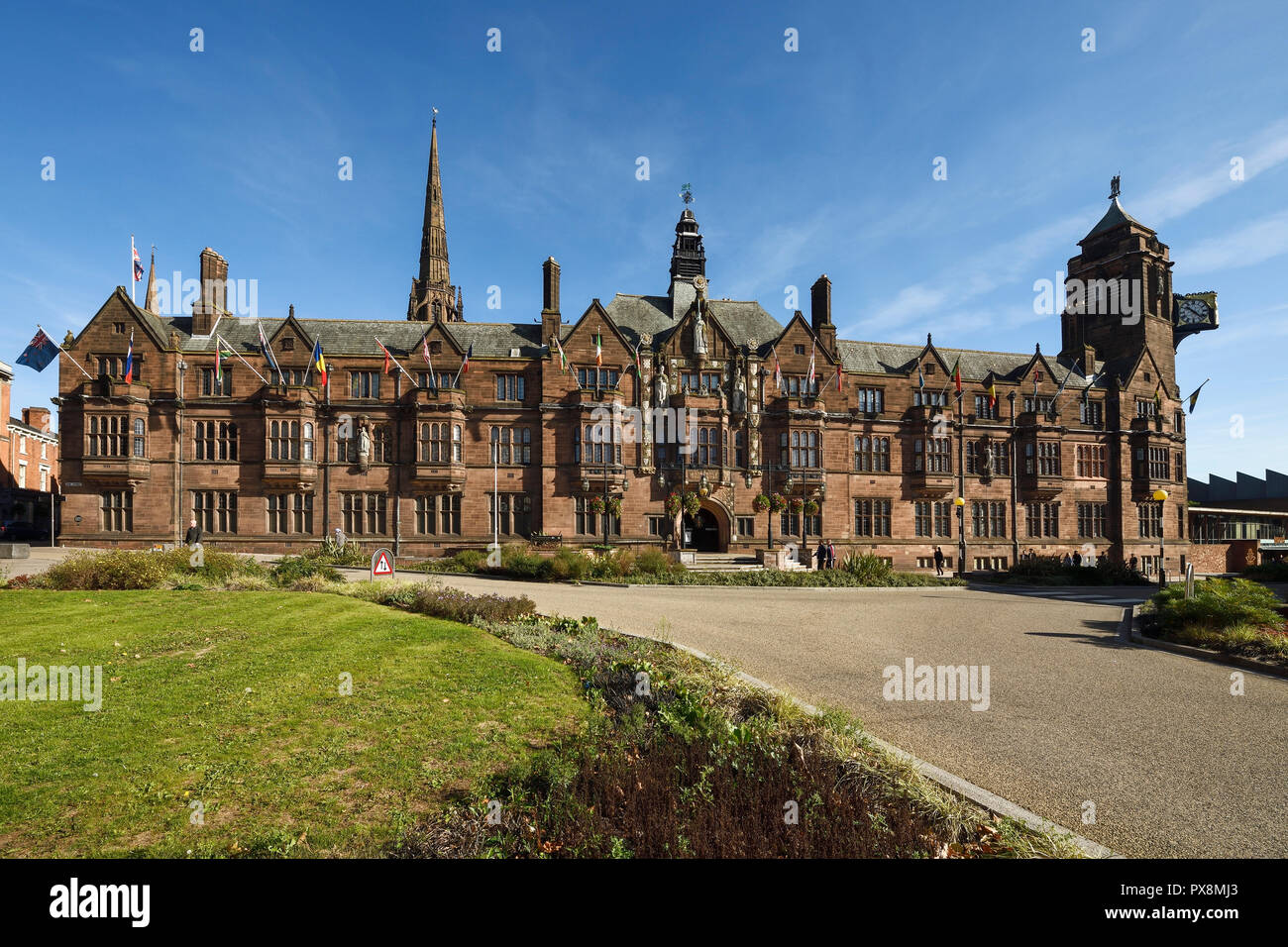 La facciata anteriore di Coventry City Council House su Earl Street con la guglia della cattedrale in background in Coventry city centre REGNO UNITO Foto Stock