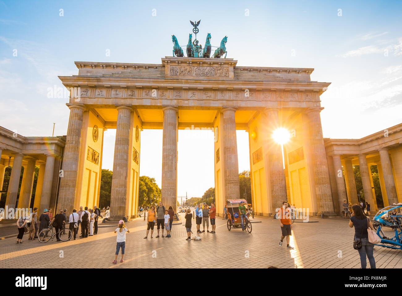 Berlino - Germania - Luglio 27, 2015: la Porta di Brandeburgo, uno dei più noti monumenti e simboli nazionali della Germania, in beautiful Golden luce della sera Foto Stock