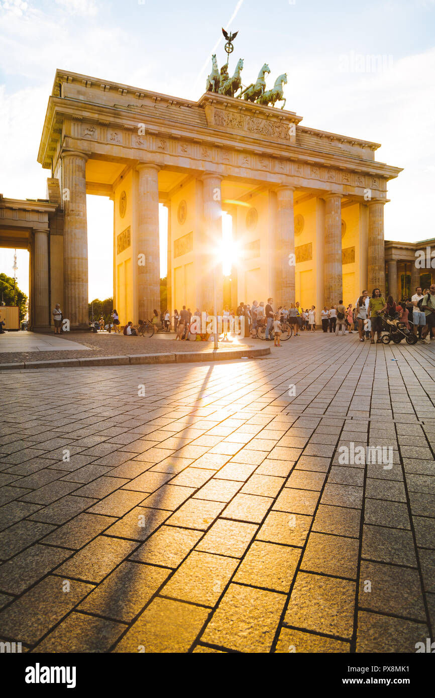 Berlino - Germania - Luglio 27, 2015: la Porta di Brandeburgo, uno dei più noti monumenti e simboli nazionali della Germania, in beautiful Golden luce della sera Foto Stock