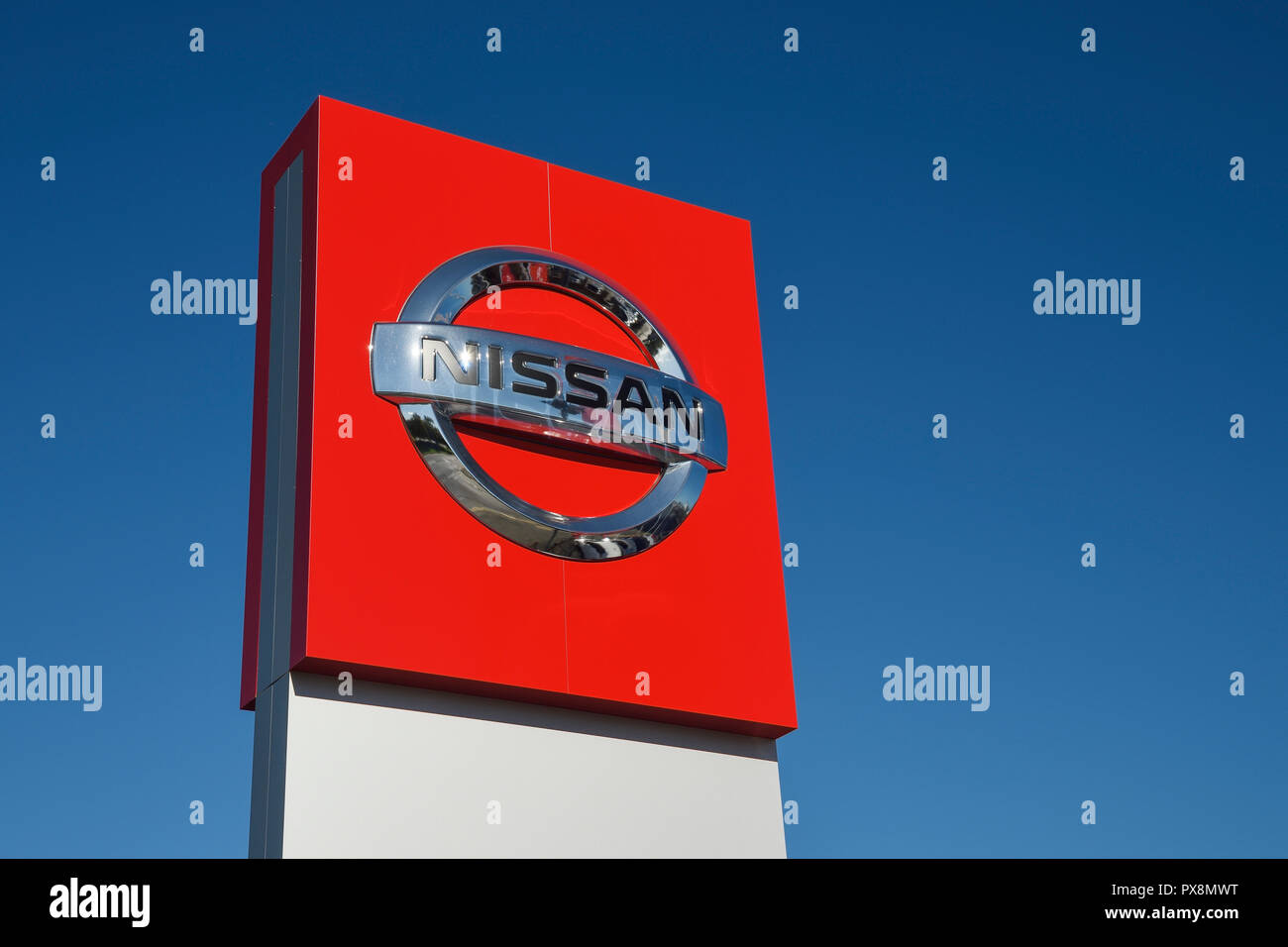 Un traliccio di Nissan firmare al di fuori di una concessionaria auto Foto Stock