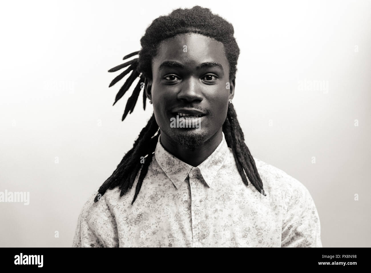 Felice di afro-americana uomo sorridente isolato su bianco di sfondo per studio. African American profilo maschio ritratto Foto Stock