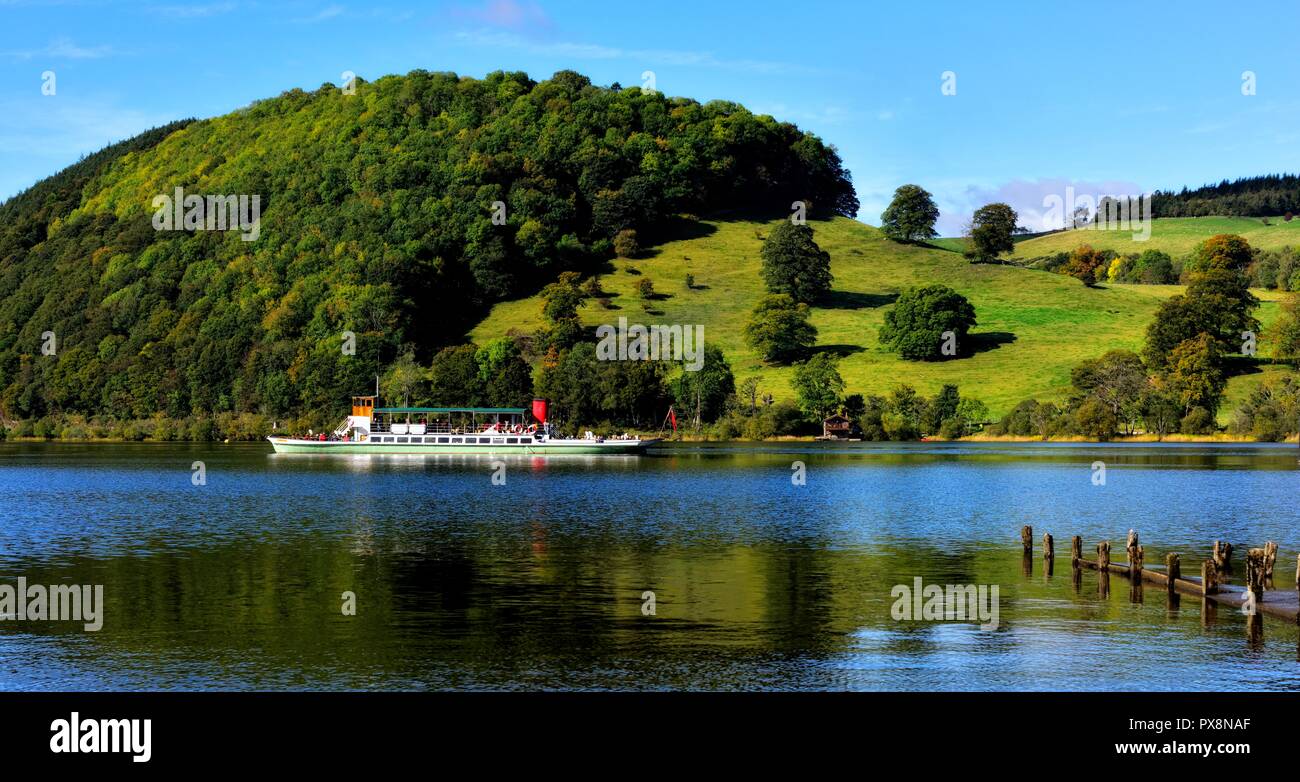 Traghetti passeggeri,vaporizzatore, in barca sul lago a Ullswater, che corre tra Pooley Bridge e Glenridding. Parco Nazionale del Distretto dei Laghi, Cumbria, England, Regno Unito Foto Stock