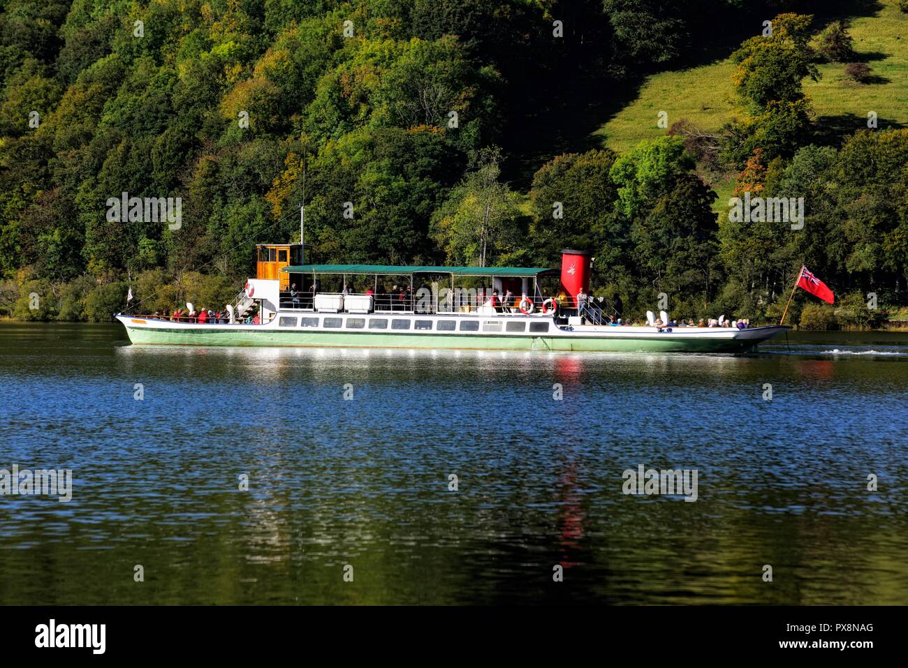 Traghetti passeggeri,vaporizzatore, in barca sul lago a Ullswater, che corre tra Pooley Bridge e Glenridding. Parco Nazionale del Distretto dei Laghi, Cumbria, England, Regno Unito Foto Stock