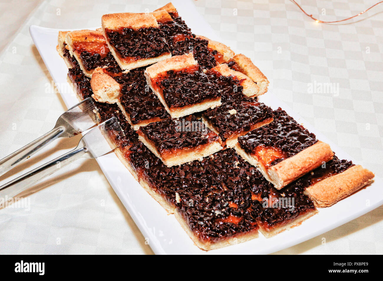 Vassoio con molti pezzi di glassa torta ai mirtilli Foto Stock