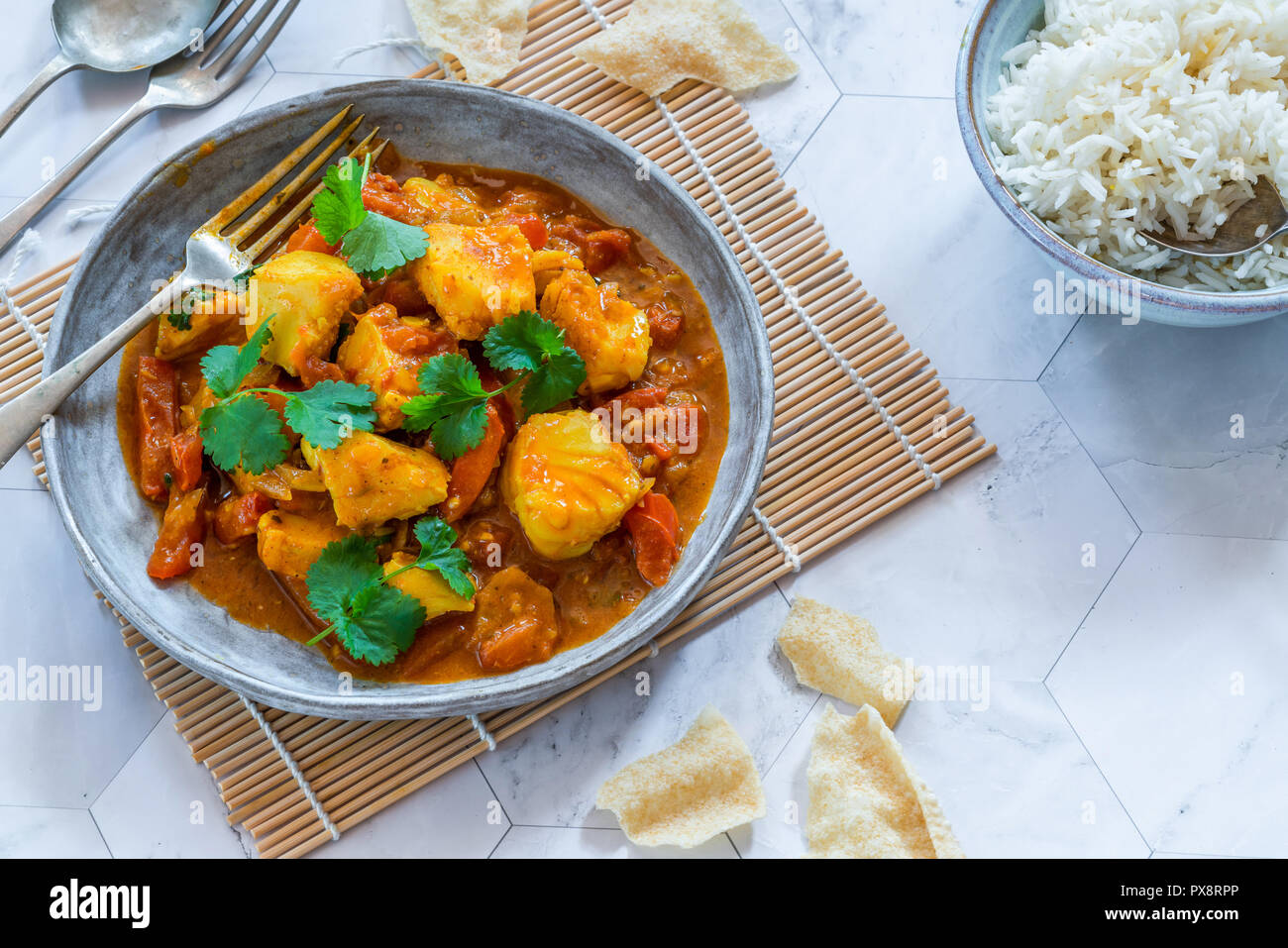 Pesce Mappas - stile del Kerala coconut pesce al curry con riso. Si tratta di un piatto popolare nel sud dello stato indiano del Kerala. Elevato angolo di visione Foto Stock