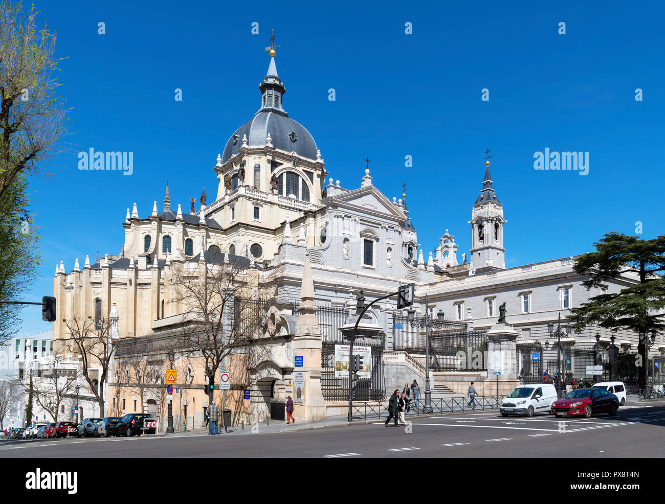 Cattedrale di Madrid (Catedral Nuestra Senora de la Almudena) da Calle de Bailen, Madrid, Spagna. Foto Stock