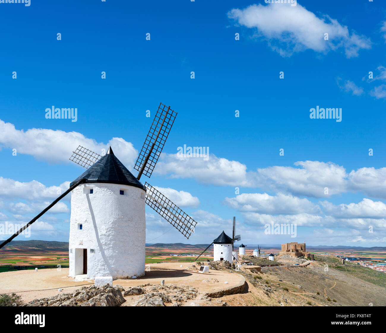 Don Chisciotte mulini a vento. Mulini a vento tradizionali in Consuegra, Castilla La Mancha, in Spagna Foto Stock Don Chisciotte mulini a vento. Mulini a vento tradizionali in Consuegra, Castilla La Mancha, in Spagna Foto Stock