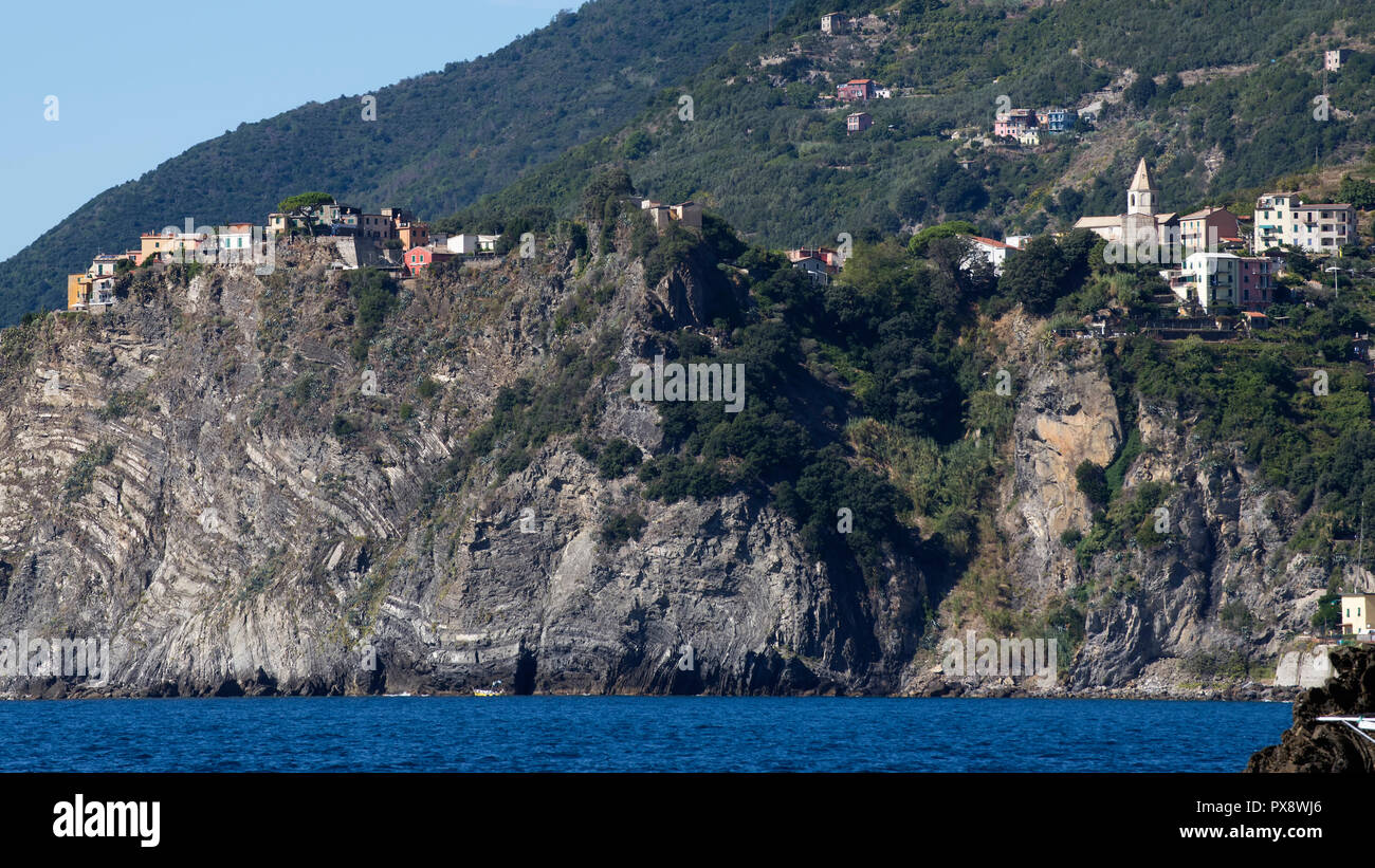 La collina del borgo di Corniglia visto da Manarola, Cinque Terre Park, Liguria, Italia Foto Stock