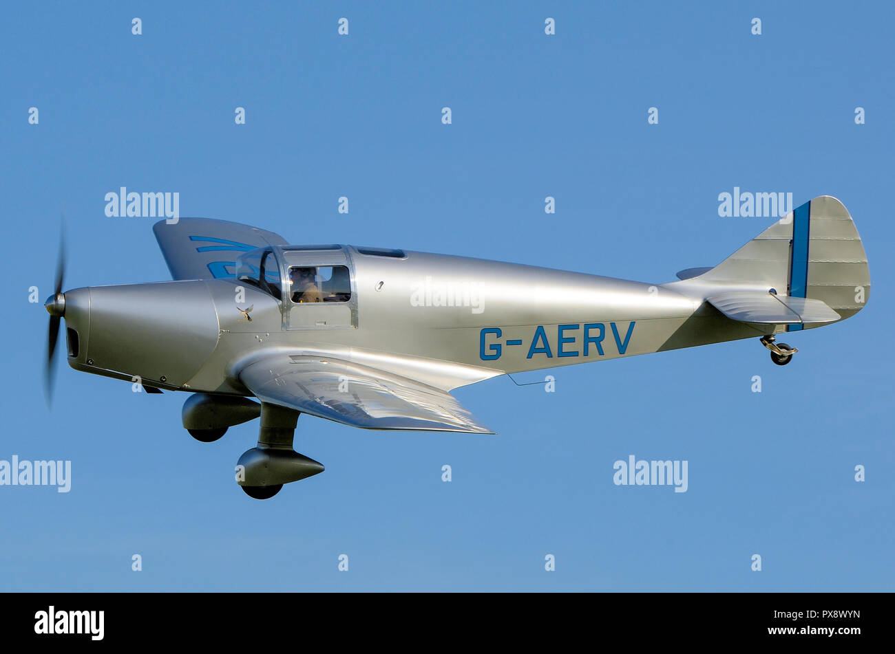 Miglia M11A Whitney piano rettilineo G-AERV battenti in corrispondenza di un'esibizione aerea. 1930s ala bassa monoplan touring aereo nel cielo blu. Spazio per la copia Foto Stock