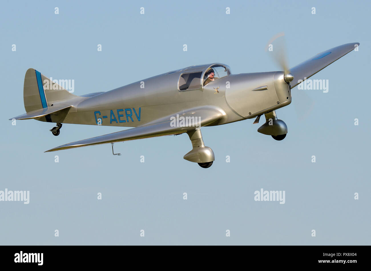 Miles M11A Whitney aereo diritto G-AERV in volo ad un airshow. 1930s aereo da turismo monoplano ad ala bassa in cielo blu Foto Stock