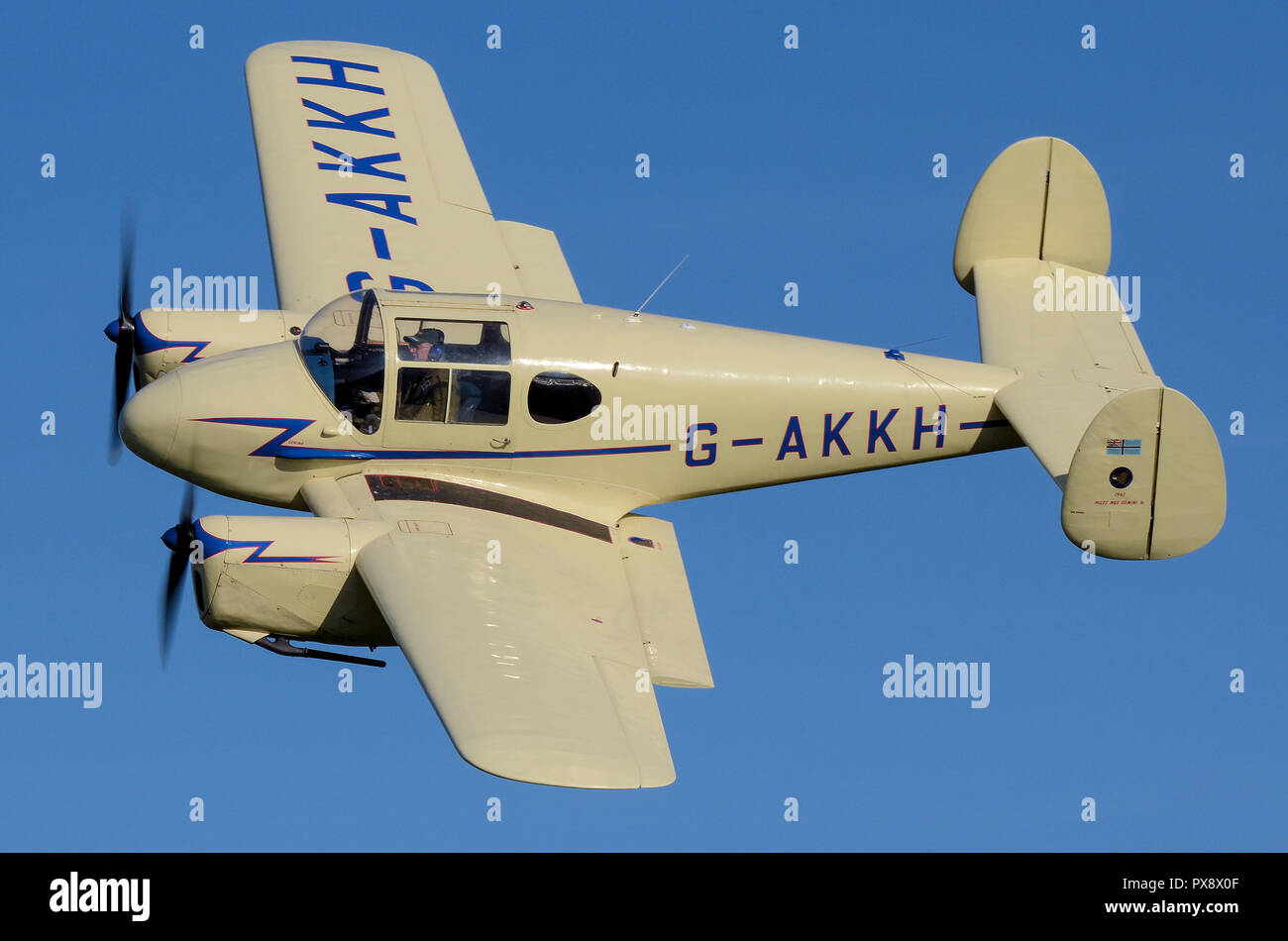 Miles M65 Gemini 1A aereo G-AKKH in volo ad uno spettacolo aereo nel cielo blu. Aerei da turismo Miles. Doppio motore. anni '1940 Foto Stock