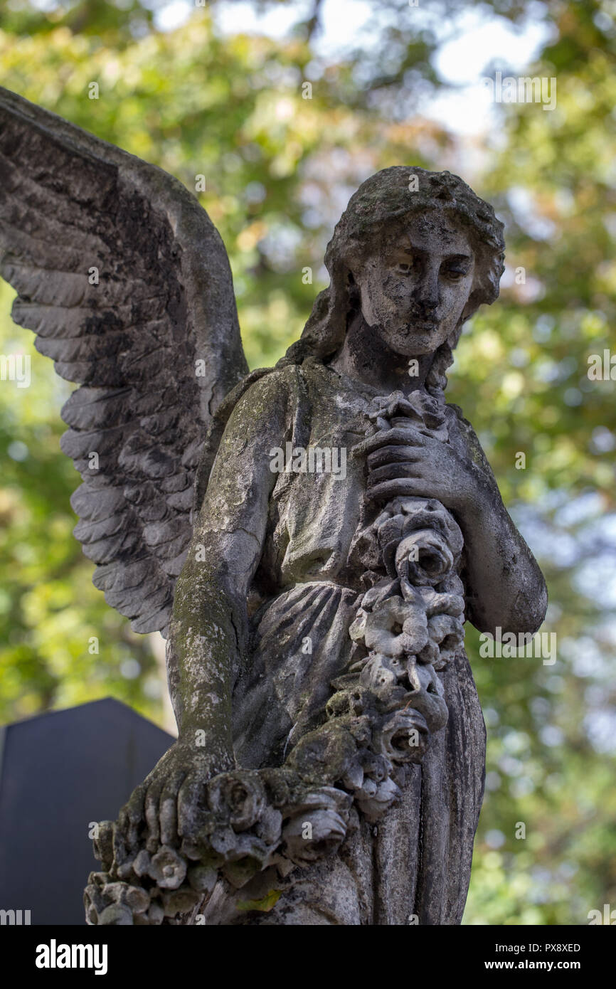 Grave la statua di un angelo presso il cimitero di Powazki a Varsavia, Polonia Foto Stock