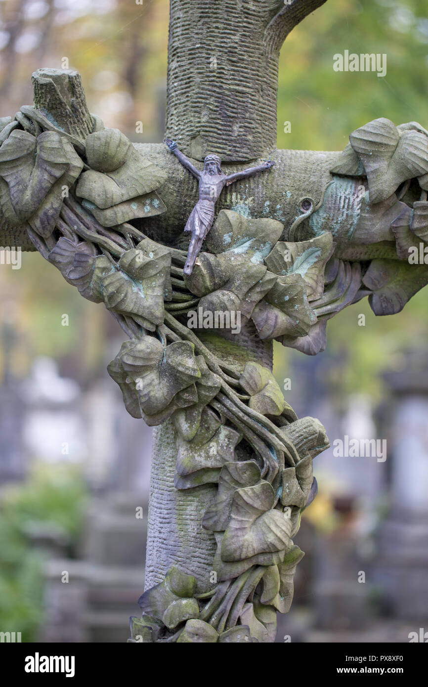 Decorate il vecchio croce alla tomba presso il cimitero di Powazki a Varsavia, Polonia Foto Stock