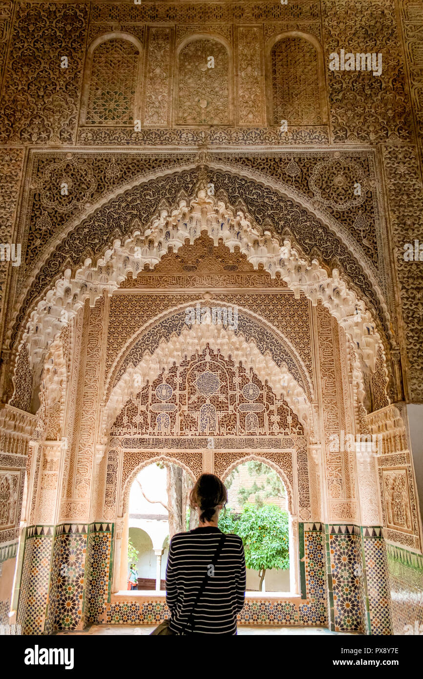 Scolpiti intricati dettagli finestra di moresco di origine araba / influenza. Antico arco windows della bella antica origine moresca. Foto Stock