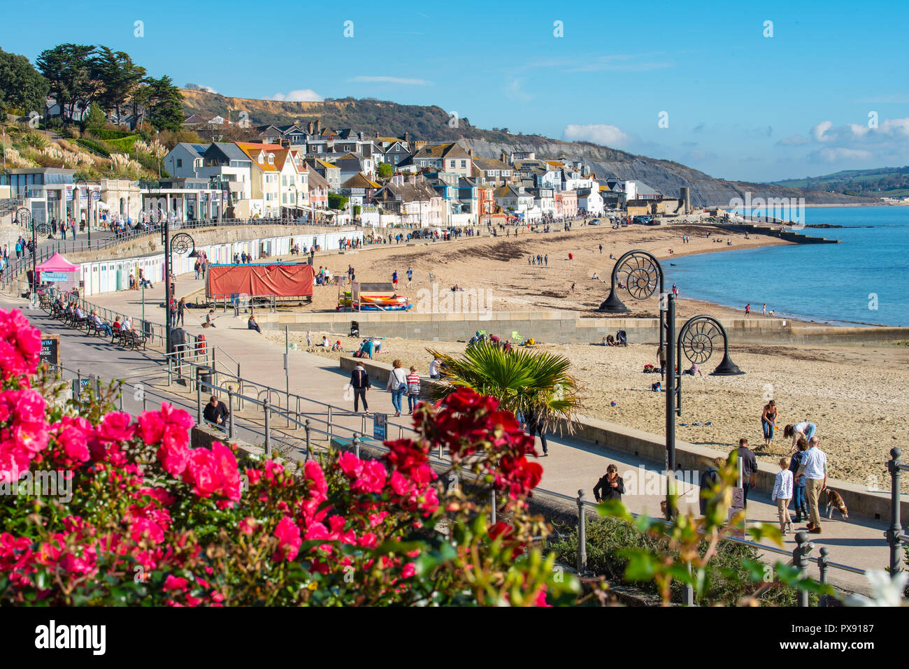 Lyme Regis, Dorset, Regno Unito. Xx Ottobre 2018. Regno Unito Meteo: i visitatori locali e godere di mite il sole caldo e il cielo limpido a Lyme Regis come il mese di ottobre a metà termine rottura ottiene in corso. Credito: Celia McMahon/Alamy Live News Foto Stock