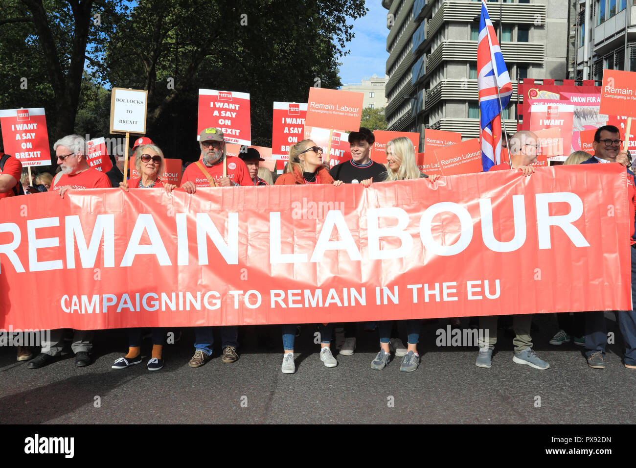 Il centro di Londra, Regno Unito, 20 ott 2018. I manifestanti a marzo. Il voto popolare marzo esige una votazione finale sulla trattativa Brexit. Si fa il suo modo attraverso il centro di Londra e termina con un rally e interventi in piazza del Parlamento. Il mese di marzo è organizzata dal voto popolare campagna e frequentato da molti e diversi gruppi e organizzazioni. Essa è supportata dal sindaco di Londra che apre il mese di marzo e che parla al rally, così come molte figure pubbliche. Credito: Imageplotter News e sport/Alamy Live News Foto Stock