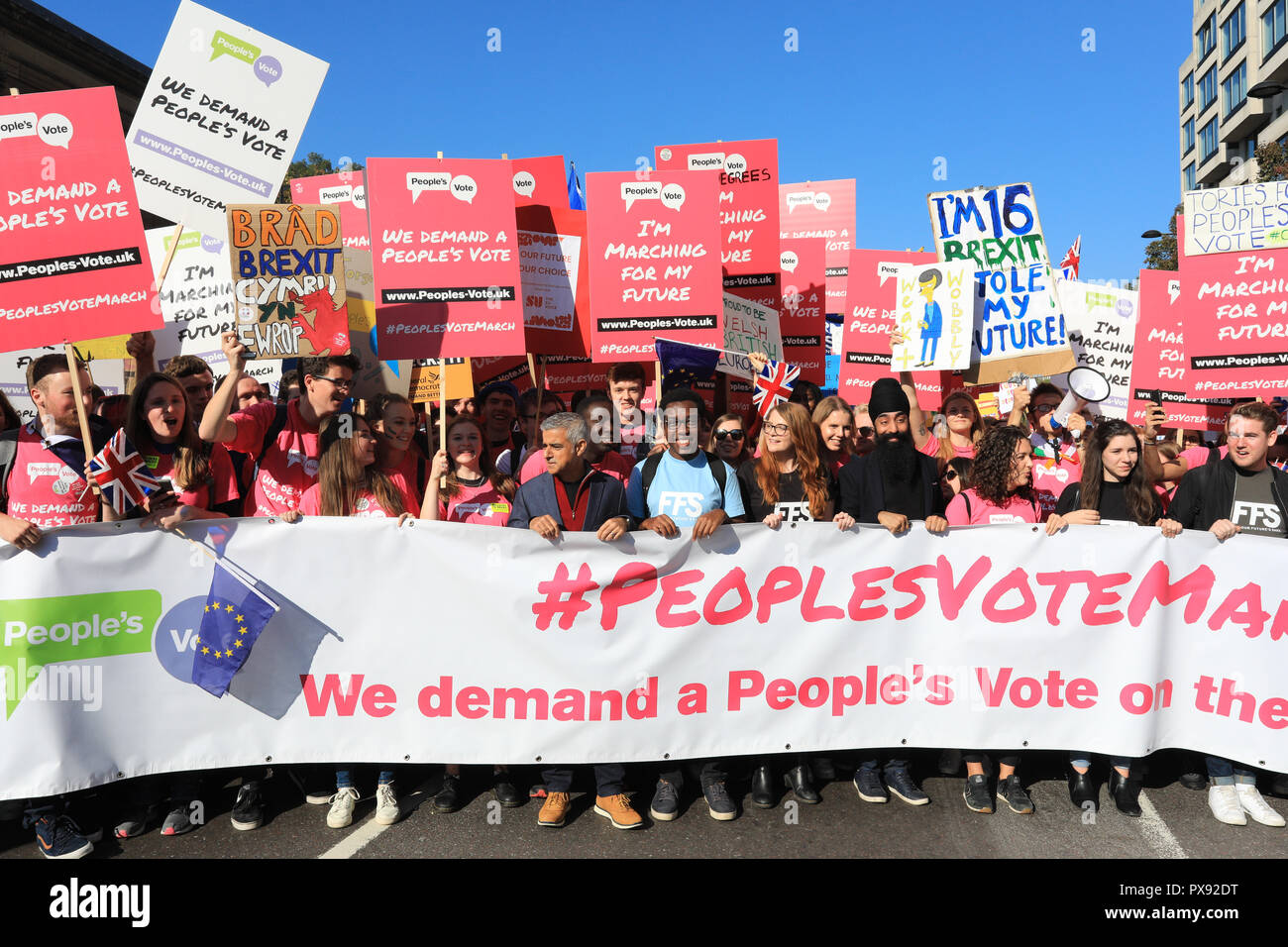 Il centro di Londra, Regno Unito, 20 ott 2018. Sindaco Sadiq Khan presso la parte anteriore del marzo, con un gruppo di giovani che rappresentano il futuro del paese. Il voto popolare marzo esige una votazione finale sulla trattativa Brexit. Si fa il suo modo attraverso il centro di Londra e termina con un rally e interventi in piazza del Parlamento. Il mese di marzo è organizzata dal voto popolare campagna e frequentato da molti e diversi gruppi e organizzazioni. Essa è supportata dal sindaco di Londra che apre il mese di marzo e che parla al rally, così come molte figure pubbliche. Credito: Imageplotter News e sport/Alamy Live News Foto Stock