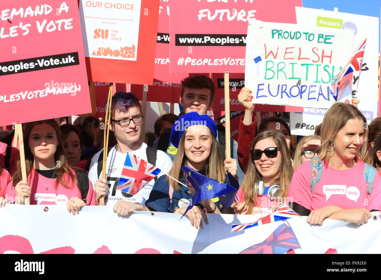 Il centro di Londra, Regno Unito, 20 ott 2018. I manifestanti a marzo. Il voto popolare marzo esige una votazione finale sulla trattativa Brexit. Si fa il suo modo attraverso il centro di Londra e termina con un rally e interventi in piazza del Parlamento. Il mese di marzo è organizzata dal voto popolare campagna e frequentato da molti e diversi gruppi e organizzazioni. Essa è supportata dal sindaco di Londra che apre il mese di marzo e che parla al rally, così come molte figure pubbliche. Credito: Imageplotter News e sport/Alamy Live News Foto Stock