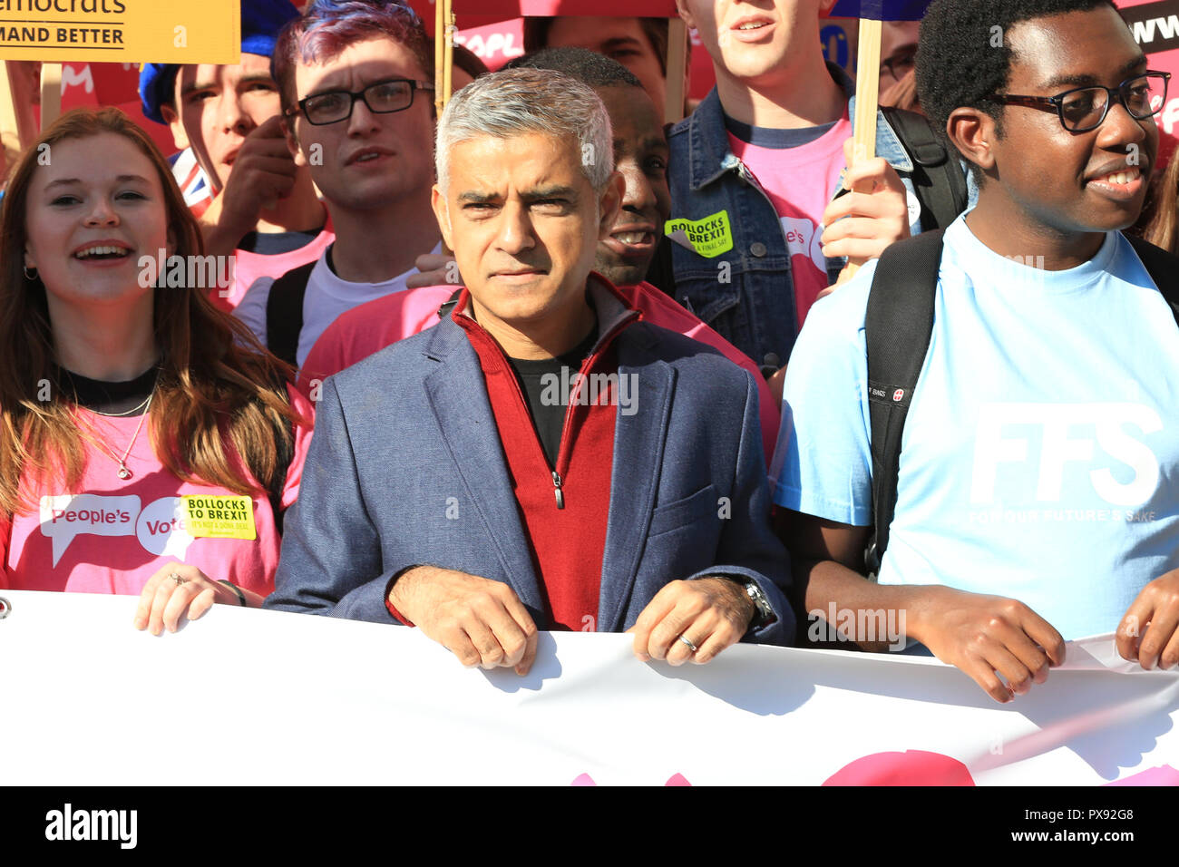 Il centro di Londra, Regno Unito, 20 ott 2018. Sindaco Sadiq Khan presso la parte anteriore del marzo, con un gruppo di giovani che rappresentano il futuro del paese. Il voto popolare marzo esige una votazione finale sulla trattativa Brexit. Si fa il suo modo attraverso il centro di Londra e termina con un rally e interventi in piazza del Parlamento. Il mese di marzo è organizzata dal voto popolare campagna e frequentato da molti e diversi gruppi e organizzazioni. Essa è supportata dal sindaco di Londra che apre il mese di marzo e che parla al rally, così come molte figure pubbliche. Credito: Imageplotter News e sport/Alamy Live News Foto Stock