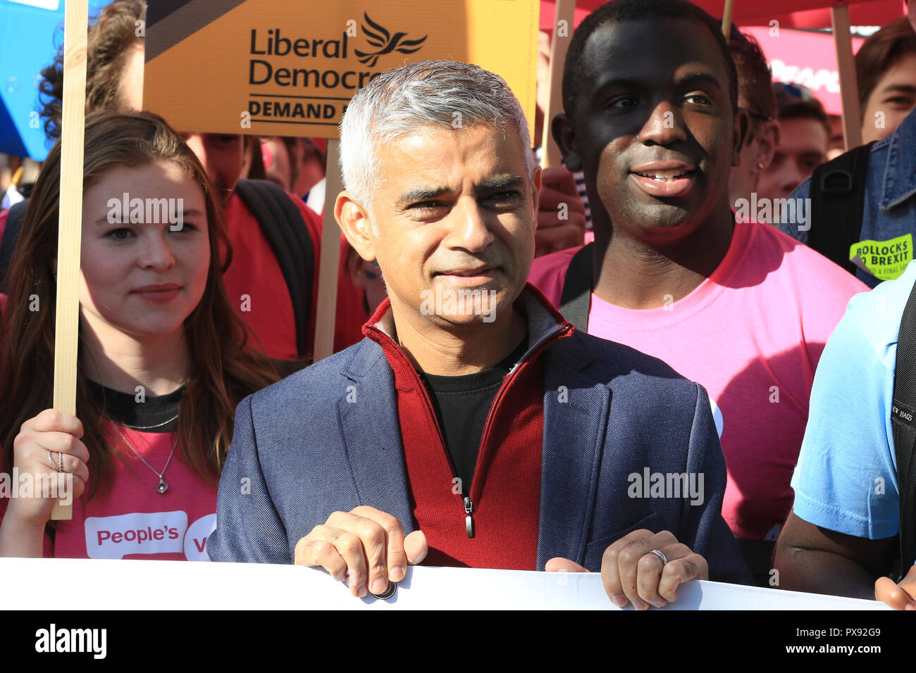 Il centro di Londra, Regno Unito, 20 ott 2018. Sindaco Sadiq Khan presso la parte anteriore del marzo, con un gruppo di giovani che rappresentano il futuro del paese. Il voto popolare marzo esige una votazione finale sulla trattativa Brexit. Si fa il suo modo attraverso il centro di Londra e termina con un rally e interventi in piazza del Parlamento. Il mese di marzo è organizzata dal voto popolare campagna e frequentato da molti e diversi gruppi e organizzazioni. Essa è supportata dal sindaco di Londra che apre il mese di marzo e che parla al rally, così come molte figure pubbliche. Credito: Imageplotter News e sport/Alamy Live News Foto Stock