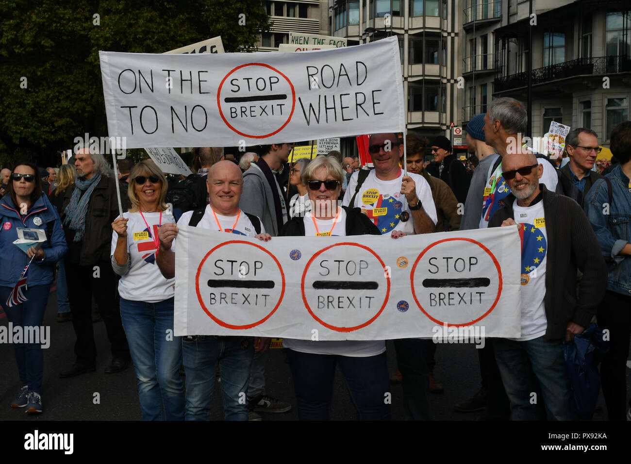 Londra, Regno Unito. Xx Ottobre 2018. Gruppo di migliaia a Park Lane marzo a Piazza del Parlamento. Marzo per il futuro - voto popolare e Marzo per un finale di dire - Brexit trattare campagna referendaria 20 ottobre 2018. Credito: Picture Capital/Alamy Live News Foto Stock