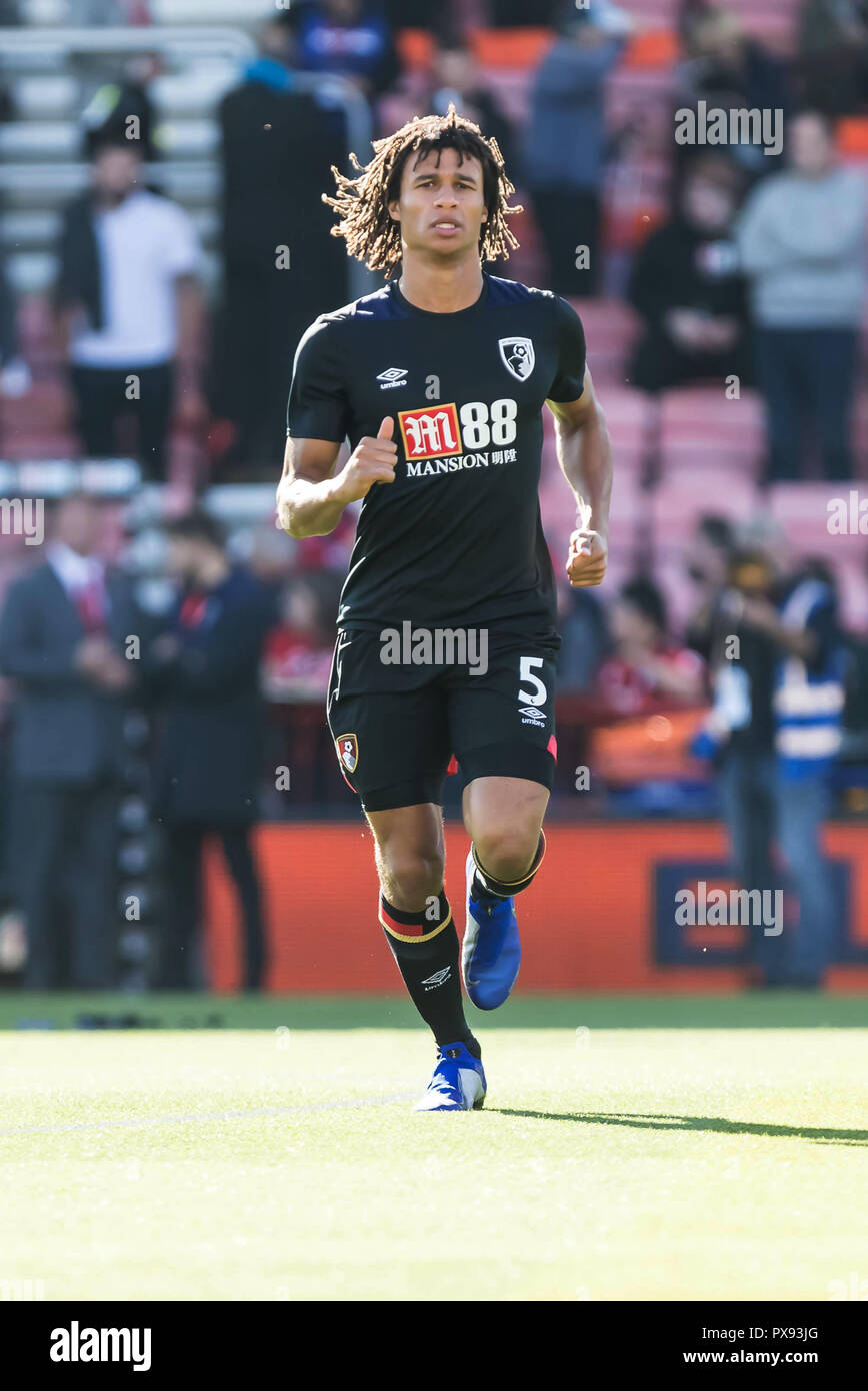 Bournemouth, Regno Unito. Xx oct, 2018. Nathan AkŽ di Bournemouth si riscalda per la Premier League match tra AFC Bournemouth e Southampton alla vitalità Stadium, Bournemouth, Inghilterra il 20 ottobre 2018. Foto di Simon Carlton. Solo uso editoriale, è richiesta una licenza per uso commerciale. Nessun uso in scommesse, giochi o un singolo giocatore/club/league pubblicazioni. Credit: UK Sports Pics Ltd/Alamy Live News Foto Stock