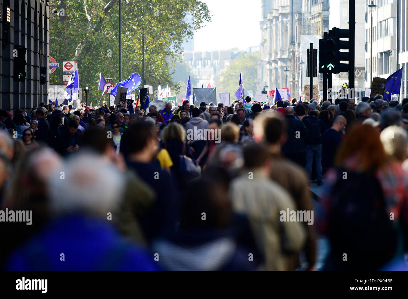 Londra, Regno Unito. 20 ottobre, 2018. Il voto popolare marzo si svolge nel centro di Londra, da Park Lane a mezzogiorno per la piazza del Parlamento, che attirano orde di anti-Brexit attivisti chiedono un altro referendum finale trattativa Brexit. Credito: Malcolm Park/Alamy Live News. Foto Stock